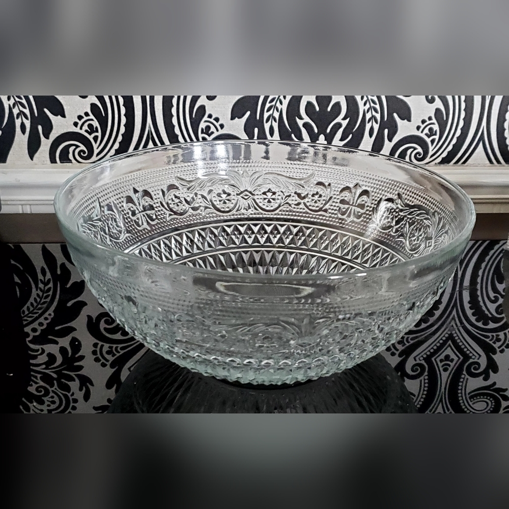Kig Malaysia 1960s Clear Glass fleur de lis pattern
